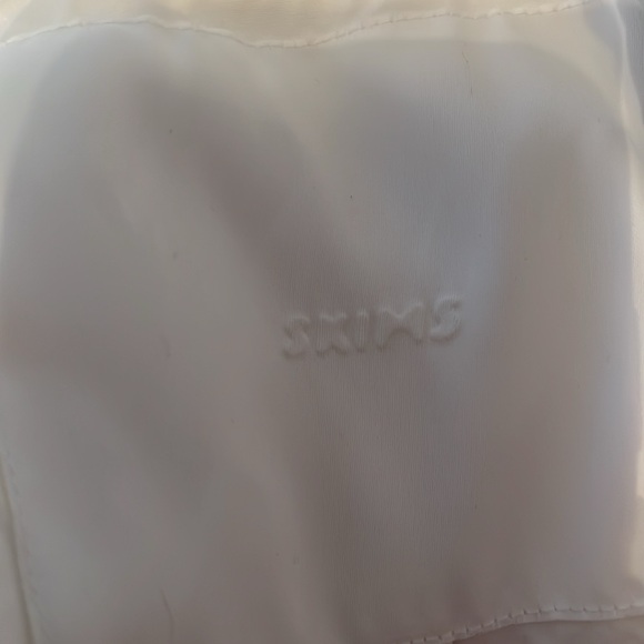 SKIMS White Robe - Picture 4 of 8